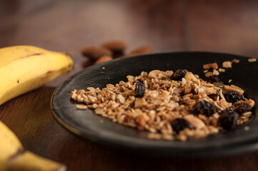 Banana, oats, raisins and almonds. Preparation. Vegan. Healthy.