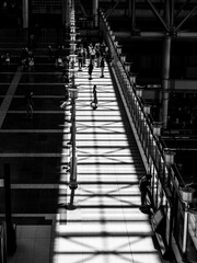 大都市の駅構内。外部の光が差し込み光と影のコントラストをモノクロで撮影。jr大阪駅で撮影
