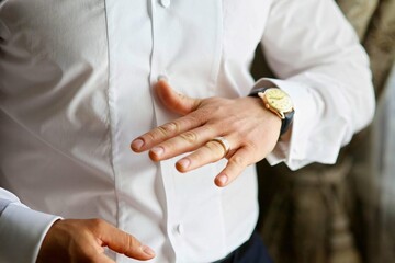 Obraz na płótnie Canvas Strong men's hands and wedding rings