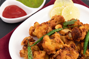 Favourite Indian Tea Time Fritters Cauliflower Pakoda Also Called Gobi Pakora Is Made Of Fresh Brassica Oleracea Florets Mixed With Bengal Gram Flour Besan, Spices, Masala And Green Vegetables
