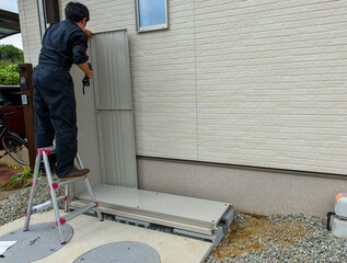 物置の組み立て、DIY、作業、人物