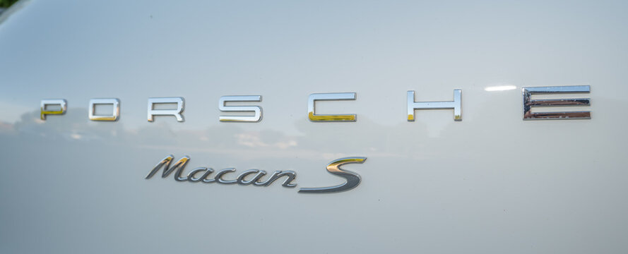 cigle de la marque Porsche Macan S sur une carrosserie grise