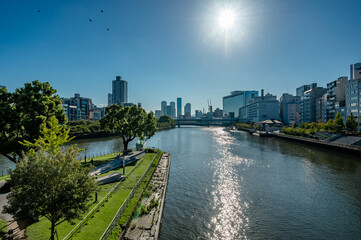 Fototapeta premium 快晴の中之島公園・天満橋