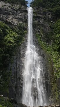 滝のクローズアップ 縦構図