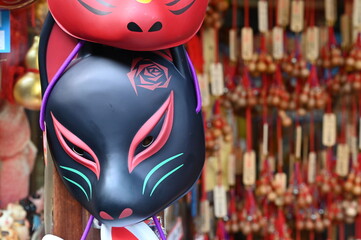日本の京都で狐のお面が並ぶ風景
