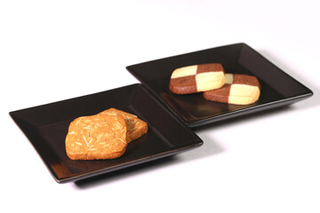 皿の上のアーモンドクッキーとモザイククッキー