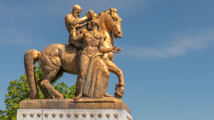 Obraz premium Monument with Man, Woman and Horse