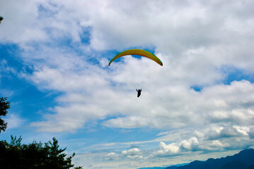 雲と青空とパラグライダー