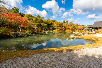 秋の京都・天龍寺で見た、曹源池庭園の紅葉と、鏡のように池に映り込む青空