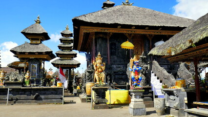 herrlich geschmückter hinduistischer Tempel Pura Ulum Danu Batur auf dem Kraterrand n Kintamani in...