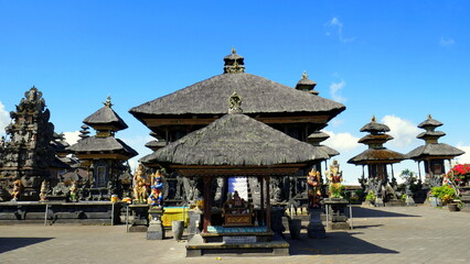 herrlicher hinduistischer Tempel Pura Ulum Danu Batur mit vielen Türmen auf dem Kraterrand n in...