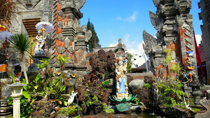 herrlich geschmückter hinduistischer Tempel Pura Ulum Danu Batur auf dem Kraterrand n Kintamani in Bali © globetrotter1