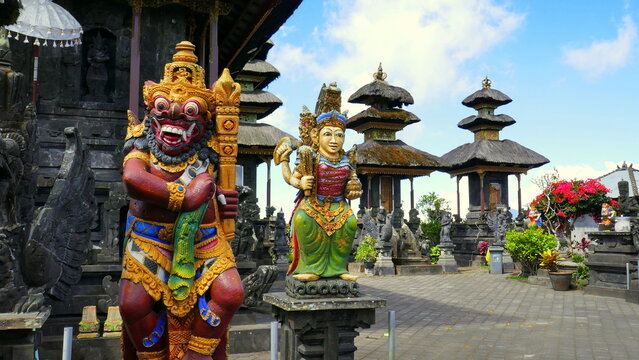 herrlich geschmückter hinduistischer Tempel Pura Ulum Danu Batur auf dem Kraterrand n Kintamani in Bali