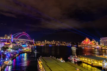 Fototapeten 冬のシドニーのイベント・ビビッドシドニーで見た、ハーバーブリッジやオペラハウス周辺の夜景とプロジェクションマッピング © 和紀 神谷