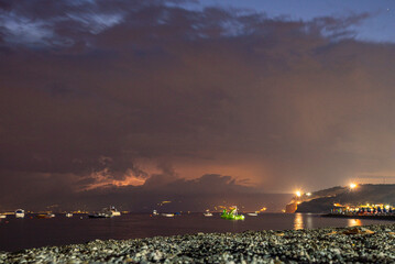 Paesaggio marino di notte con temporale