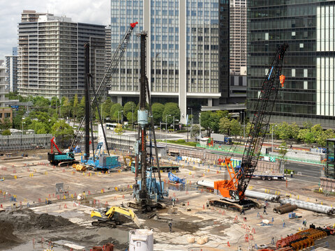 ビルの基礎工事　杭打ち機