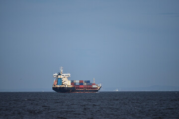 東京湾の貨物船