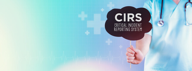 CIRS (Critical Incident Reporting System). Arzt hält Schild. Text steht in der Sprechblase. Blauer...