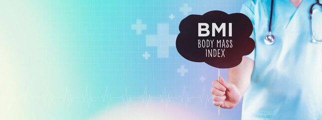 BMI (Body mass index). Arzt hält Schild. Text steht in der Sprechblase. Blauer Hintergrund mit...