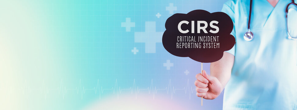 CIRS (Critical Incident Reporting System). Arzt hält Schild. Text steht in der Sprechblase. Blauer Hintergrund mit Icons
