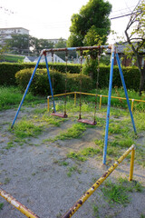 素敵なデザインのブランコ設備のある公園の子供の遊び場