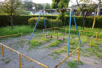 素敵なデザインのブランコ設備のある公園の子供の遊び場