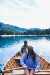 Fototapeta na wymiar Dos chicas divirténdose en el lago