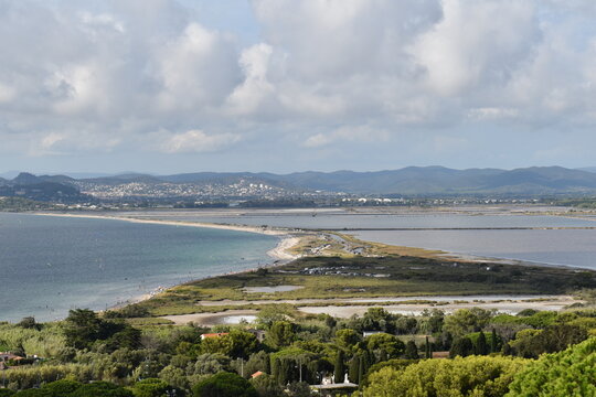 Vue de Giens sur la route du sel s&eacute;parant l'&eacute;tang des pesquiers et la plage de l'almanarre