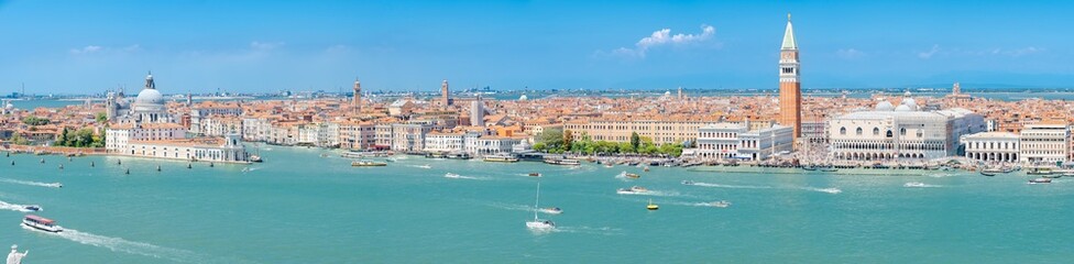 Fototapeta na wymiar Panorama du grand canal de Venise, place Saint Marc, Palais des Doges et Basilique Santa Maria Della Salute.