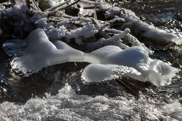 Eisformen durch Spritzwasser