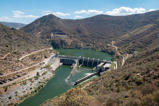 Entre montes e montanhas o rio Douro e ao fundo a barragem hidroel&eacute;trica da Valeira em Tr&aacute;s os Montes, Portugal
