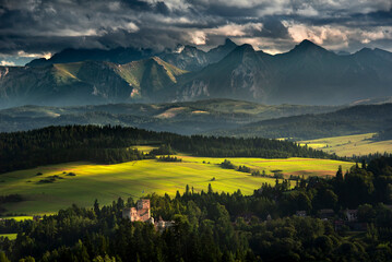 View from Pieniny at the Dunajec Castle in Niedzica and the Tatra Mountains. Summer, Poland. Widok...