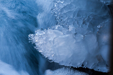 Eisformen durch Spritzwasser