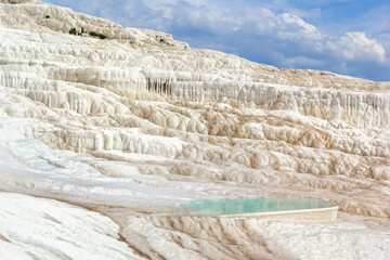 Obraz premium Natural travertine terraces with mineral water in the Turkish resort of Pamukkale