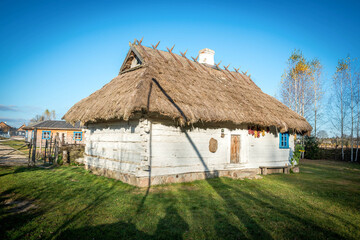 stara drewniana chata kryta słomą