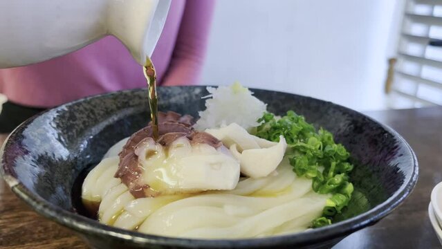 일본 전통 장인의 찍어먹는 붓카케 우동 단새우와 문어가 곁들여 있다