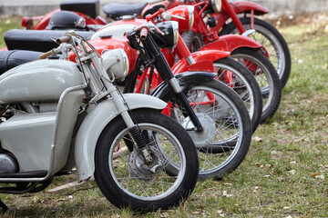 Vecchie moto d'epoca in esposizione - 528213707