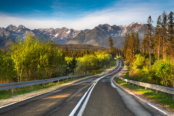 Spring road to the Tatra Mountains, towards Morskie Oko. Głodówka clearing. Podhale, Poland. Wiosenna droga do Tatr, w kierunku Morskiego Oka. Polana Głodówka. Podhale, Polska, góry, wiosna, droga
