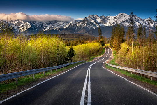 Spring road to the Tatra Mountains, towards Morskie Oko. Głod&oacute;wka clearing. Podhale, Poland. Wiosenna droga do Tatr, w kierunku Morskiego Oka. Polana Głod&oacute;wka. Podhale, Polska, g&oacute;ry, wiosna, droga
