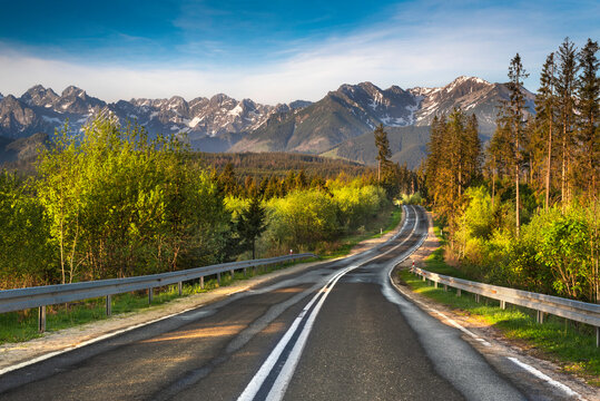Spring road to the Tatra Mountains, towards Morskie Oko. Głod&oacute;wka clearing. Podhale, Poland. Wiosenna droga do Tatr, w kierunku Morskiego Oka. Polana Głod&oacute;wka. Podhale, Polska, g&oacute;ry, wiosna, droga
