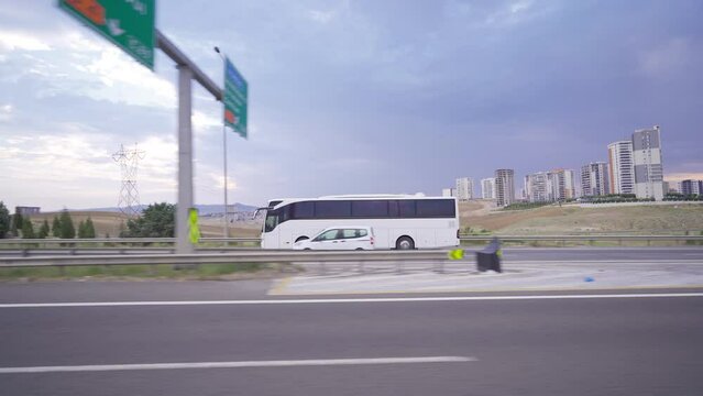The bus is returning from the crossroads.
The bus on the highway leaves the intersection.
