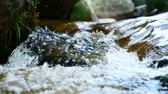 Detalle de la corriente de un r&iacute;o. La Pedriza, Madrid, Espa&ntilde;a.