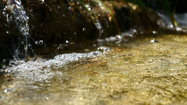 Detalle de la corriente de un r&iacute;o. La Pedriza, Madrid, Espa&ntilde;a.