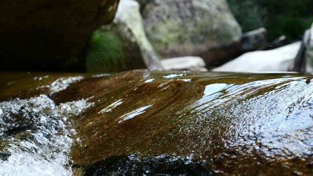 Detalle de un r&iacute;o con piedras y rocas que provoca paz y tranquilidad. La Pedriza, Madrid, Espa&ntilde;a.