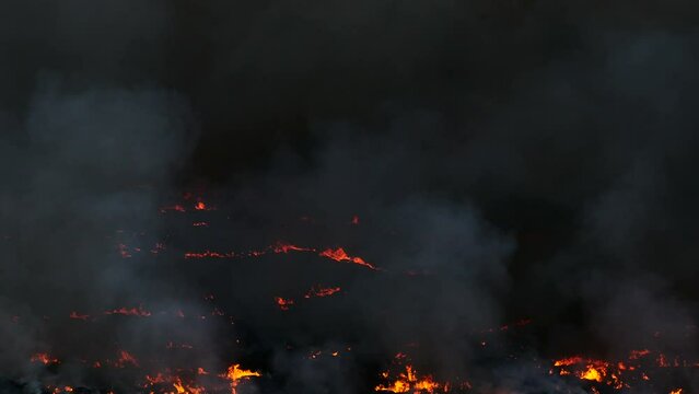 Detalle de las llamas de un gran incendio.