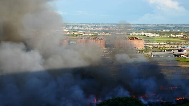 Incendio en una zona cerca de una poblaci&oacute;n provocando una gran humareda.