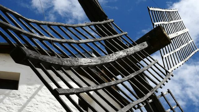 Detalle de las aspas de madera de un Molino de viento en el pueblo Campo de Criptana, Ciudad Real, Castilla la Mancha, Espa&ntilde;a.