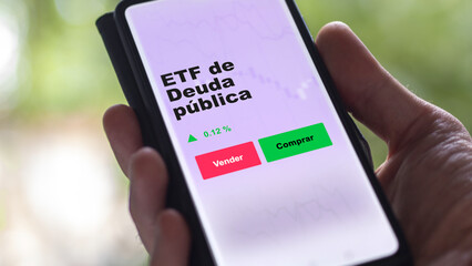 Un inversor está analizando el deuda pública etf fondo en pantalla. Un teléfono muestra los...
