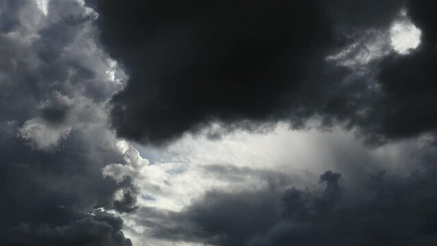 (Time Lapse) Detalle de unas nubes tormentosas