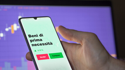 Un inversor está analizando el beni di prima necessità etf fondo en pantalla. Un teléfono...